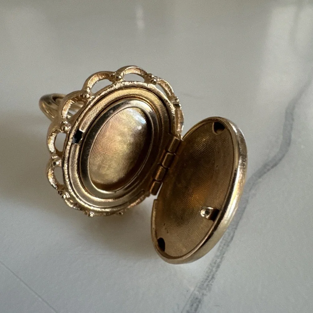 Avon Vintage Gold Tone Floral Oval Porcelain Locket Cocktail Ring Signed - Picture 6 of 7
